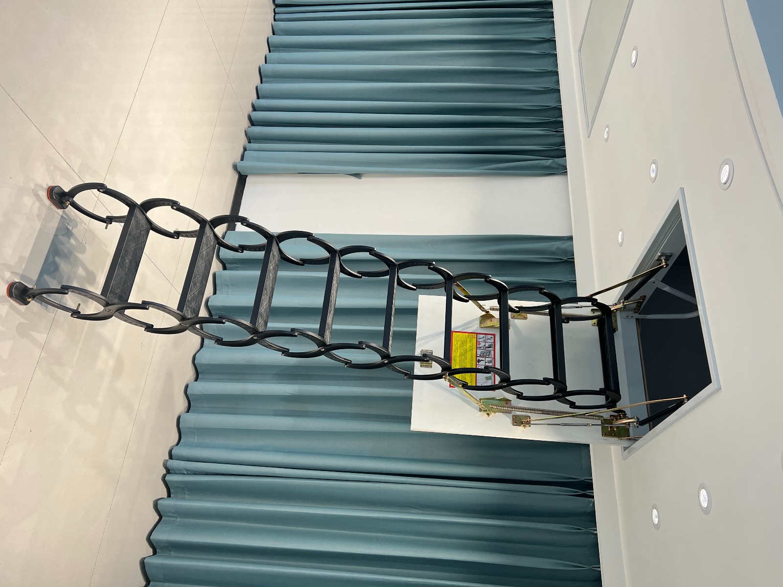 Лестница ножничная металлическая LOFTSTEP LCS (CH) 70х90х300см Fakro купить в Санкт-Петербурге