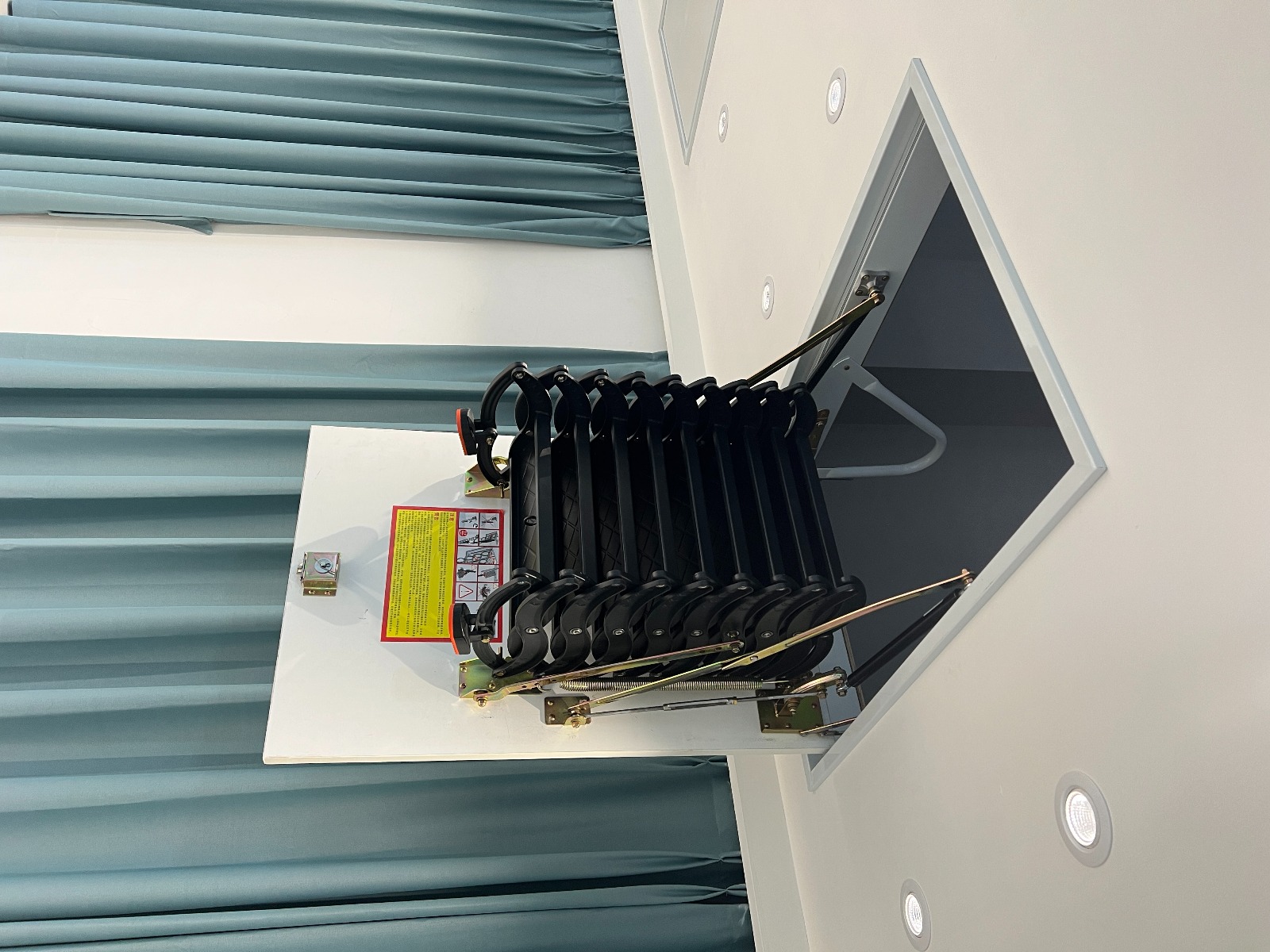 Лестница ножничная металлическая LOFTSTEP LCS (CH) 70х100х300см Fakro купить в Санкт-Петербурге