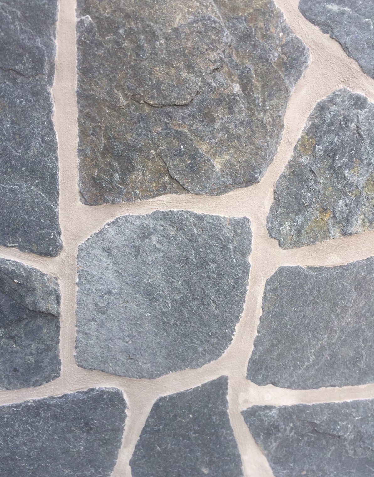 Кварцит черный златолит рваный край 30-40мм Camonica купить в Санкт-Петербурге