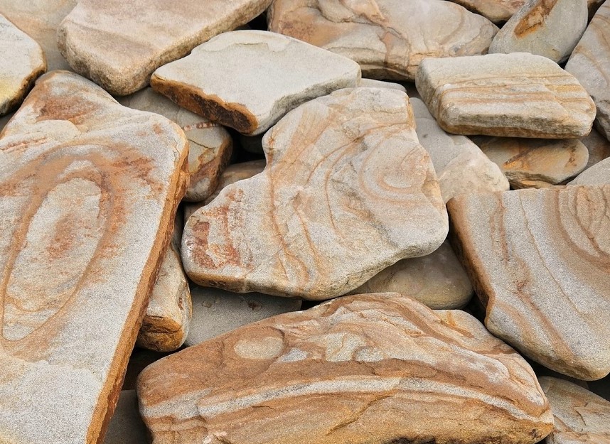 Песчаник бежевый тигровый рваный край галтованный 30-40мм Camonica купить в Санкт-Петербурге