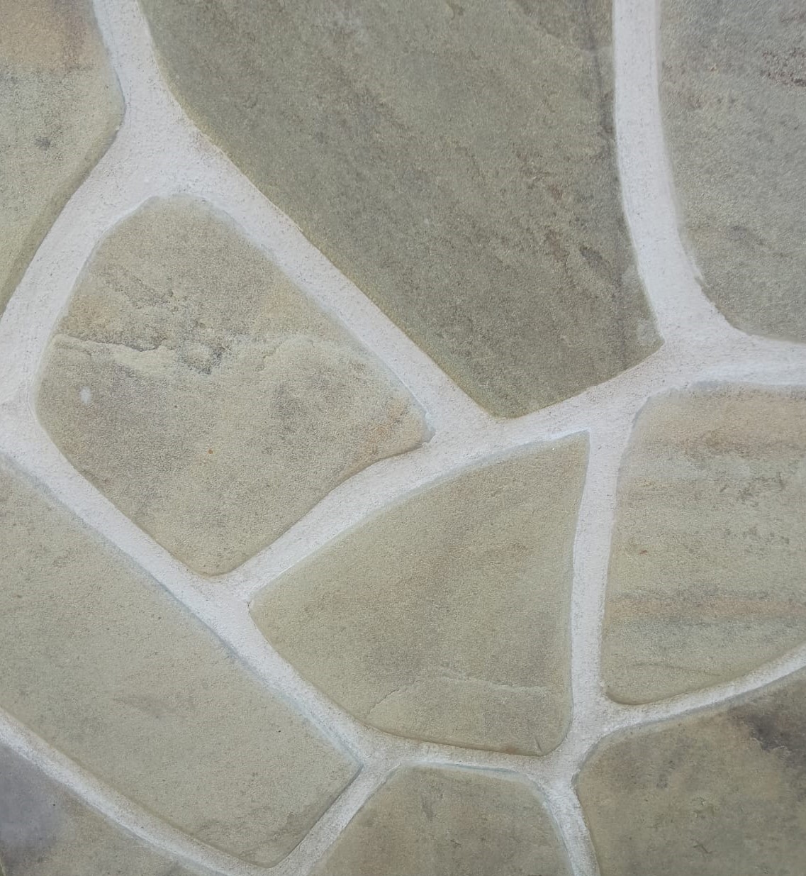 Песчаник серо-зеленый рваный край галтованный 20-25мм Camonica купить в Санкт-Петербурге