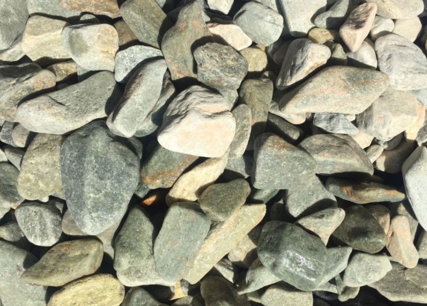 Галька из кварцита зеленый златолит галтованный 10-20мм Camonica купить в Санкт-Петербурге