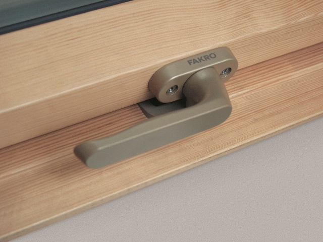 Мансардное окно Fakro STANDART, FTS-V U4 с вентклапаном 78х98 см купить в Санкт-Петербурге