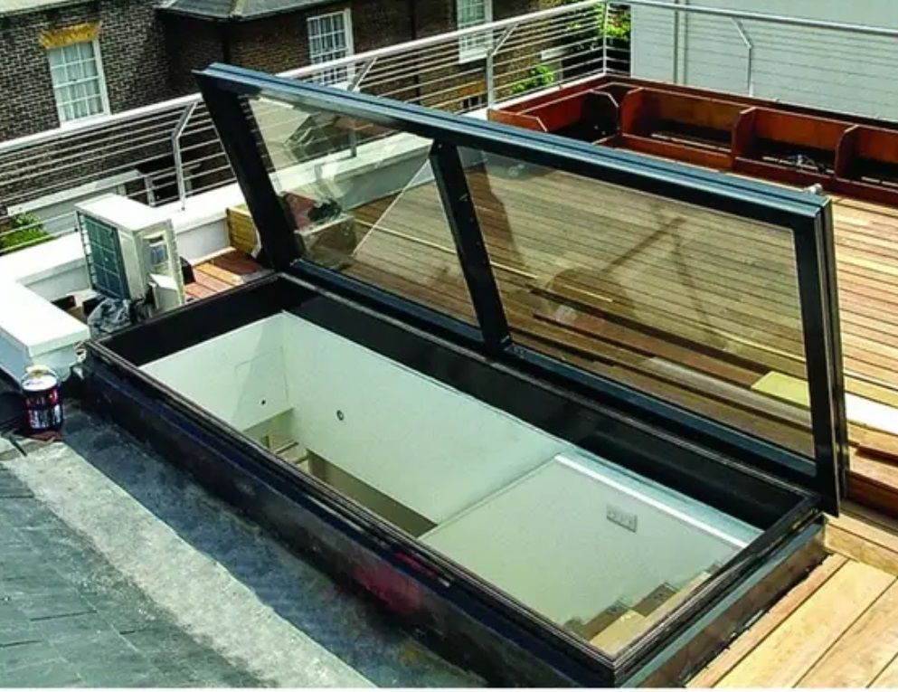 Окно-выход на кровлю мансардное алюминиевое 114х114 с электроприводом и датчиком дождя купить в Санкт-Петербурге