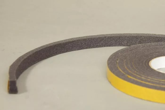 Уплотнитель универсальный саморасширяющийся с клеевым слоем РФ размер: 20x40x5000мм купить в Санкт-Петербурге